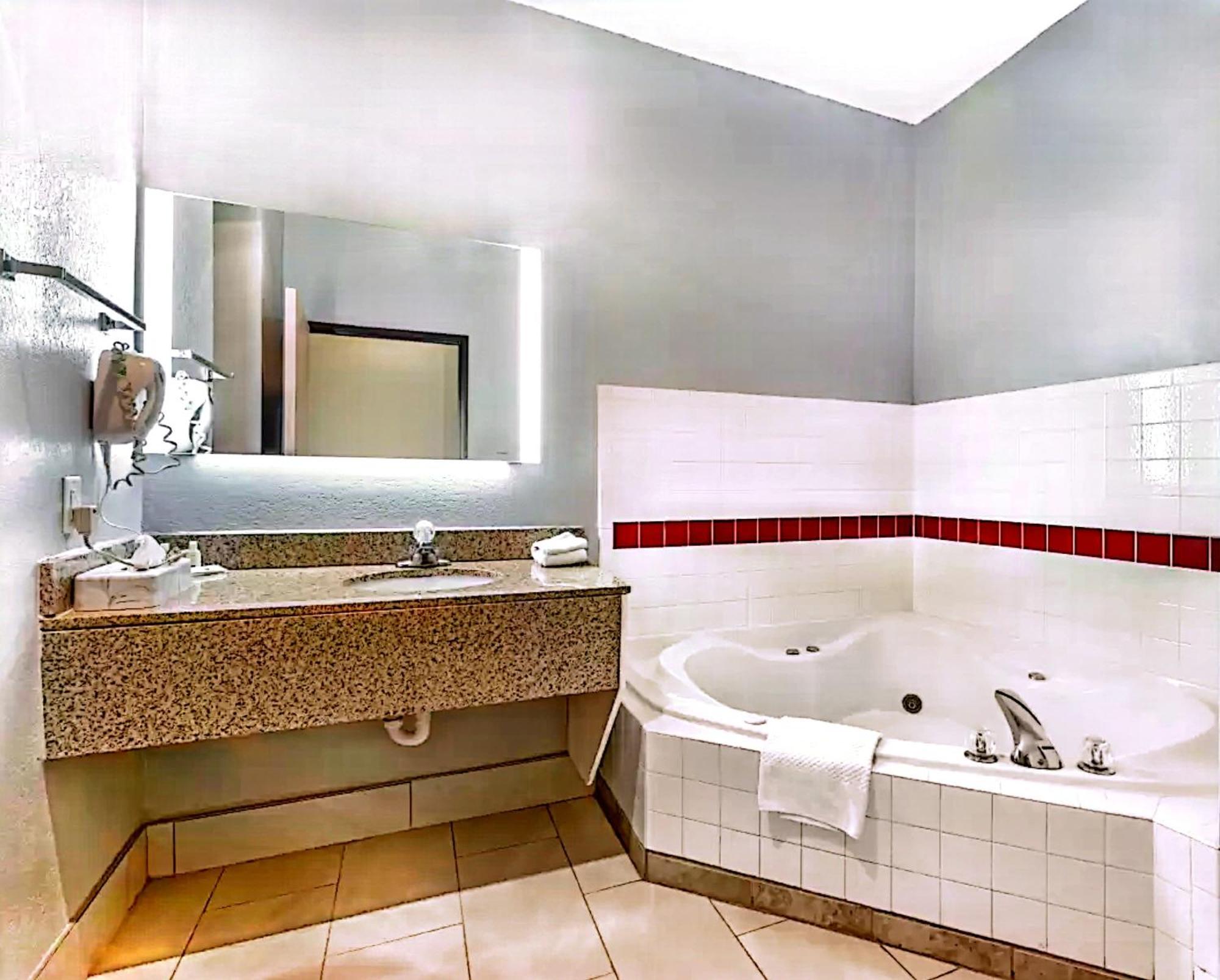 Quality Inn & Suites Manhattan Ngoại thất bức ảnh